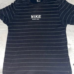 Nike black w white dotted lines t-shirt